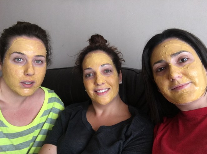 Aquí estamos las tres con nuestra mascarilla